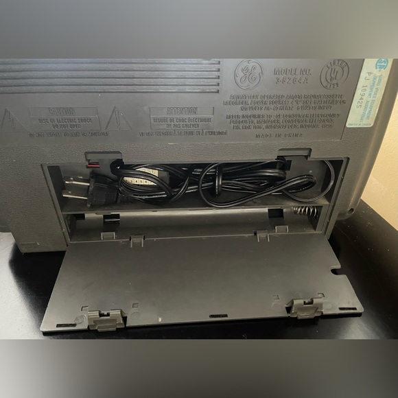 Vintage Portable GE AM/FM Radio Casette Player Model 3-5264 - Picture 7 of 9